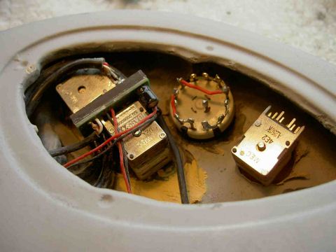 Closeup of the electronics cavity.
[hi-res = 1600x1200 90KB]