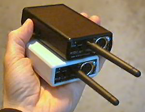 MIDIjet Pro transmitter (black) and receiver (white)